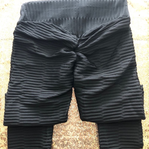 Workout Butt Scrunch Leggings And Shorts - Picture 2 of 3